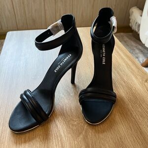 Kenneth Cole black heels size 6.5 new without box